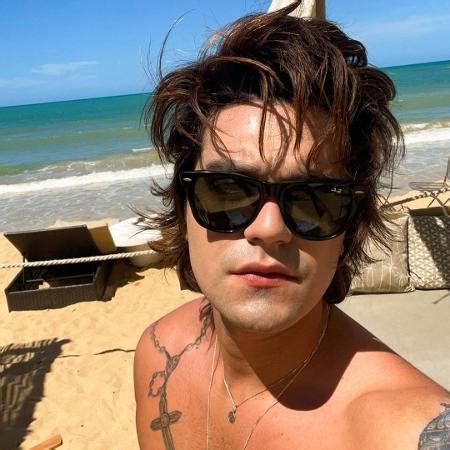 Luan Santana posa sem camisa na praia após passar Ano Novo solteiro