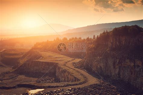 夕阳下美丽的山峦在阳光下高清图片下载 正版图片503623375 摄图网