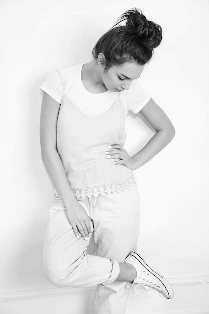 Portrait De Mod Le De Jeune Fille Belle Jeune Femme Brune Avec Du Maquillage Nude Dans Des