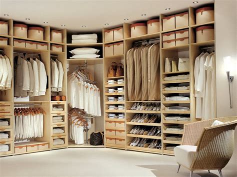 Гардеробная в кладовке: примеры переделки и обустройства комнаты, фото ...