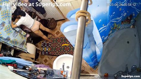 IPCAM Arab Woman Puts A Banana In Her Pussy