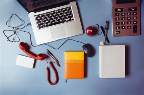 Мессный офисный стол с ноутбуком | Бесплатно векторы