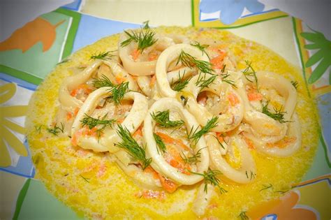Рецепт кальмаров в сметанном соусе с луком и морковью