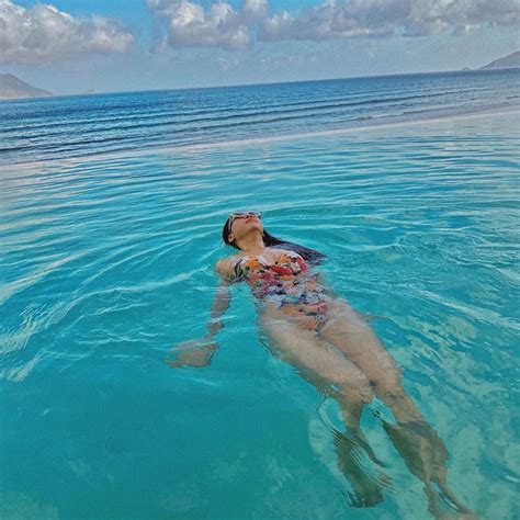 Đường đua bikini đón hàng loạt gái xinh mới gần đi biển thì học lỏm ngay vài chiêu khoe body