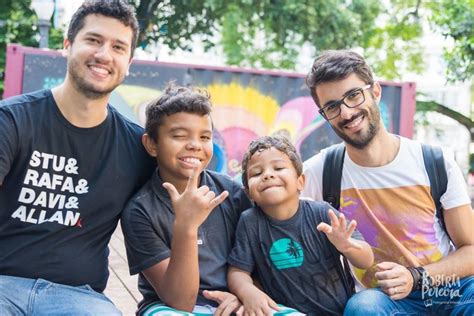 Dois filhos dois pais Jovem casal gay adopta 2 crianças e fala sobre paternidade em livro