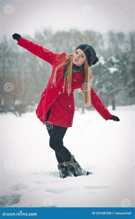 Fille Blonde Avec La Couche Rouge En Neige De L Hiver Photo Stock Image Of Beau Beaut