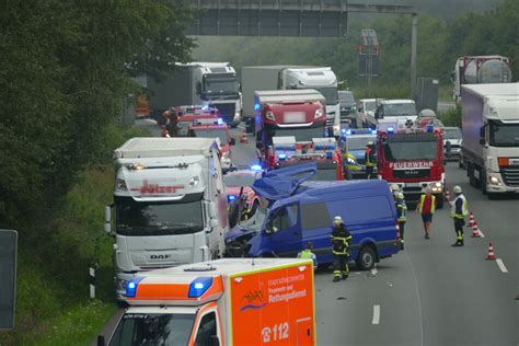 Unfall A Transporter Kracht In Lkw Stau Und Lange Wartezeiten Auf