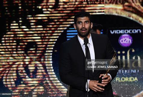 bollywood actor aditya roy kapoor receives  award   news