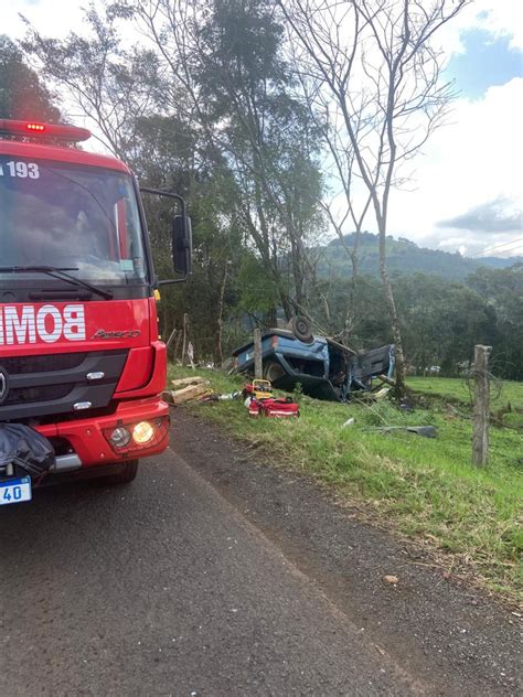 Duas Pessoas Ficam Feridas Após Carro Capotar E Atingir árvore No Oeste