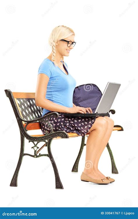 Het Glimlachen Blonde Vrouwelijke Studentenzitting Op Een Bank En Het Werken Stock Afbeelding