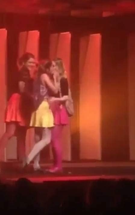 Isabella Santoni estreia nos palcos em musical beijo gay Foi mais difícil cantar