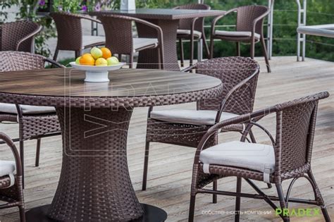 Стол из искусственного ротанга со столешницей из тонированного стекла ...