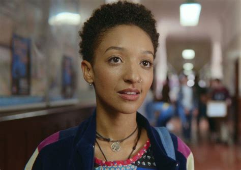 Xếp hạng 10 nhân vật Sex Education xuất sắc nhất với fan Cô nàng nghiện sex được ưu ái vị