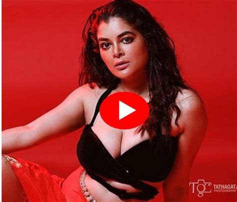 Watch Hot Video Of Sexy Manvi Chugh Dancing In Saree