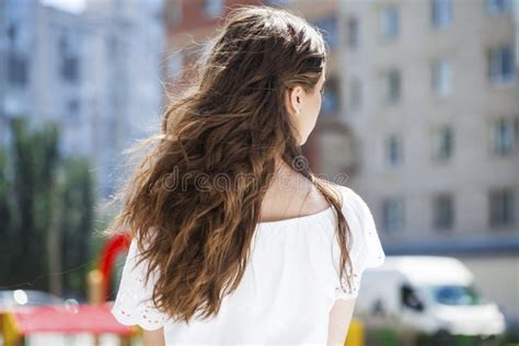 Weibliches Brunette Haar Hintere Ansicht Sommerpark Stockfoto Bild Von Park Kopf 152680194