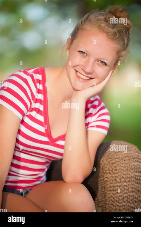 Jeune Blonde Souriante Banque De Photographies Et Dimages Haute R Solution Alamy