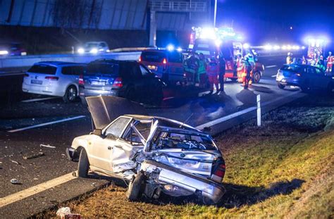 Mehrstündige Sperrung bei Leonberg Unfall auf der A8 neun Personen