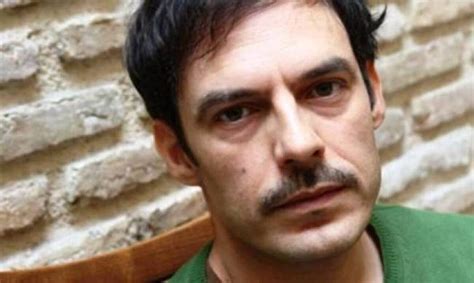 Κωνσταντίνος Κάππας Η οικονομική κρίση το viral gay φιλί το παιδί