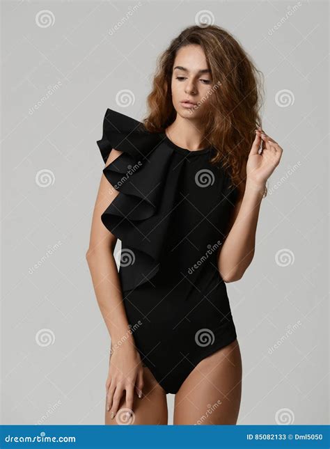 Jeune Belle Femme Sexy Posant Dans L Underwe Moderne Noir De Bikini Image Stock Image Du