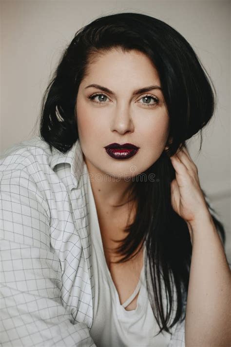 Schitterend En Groot Lichaamspositief Brunette Meisje Model In Studio Stock Afbeelding Image