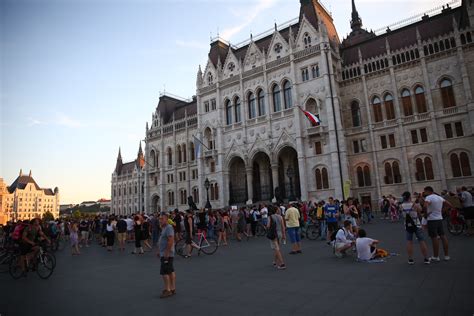 Meglepetésre készülnek a koporsóval a futárok