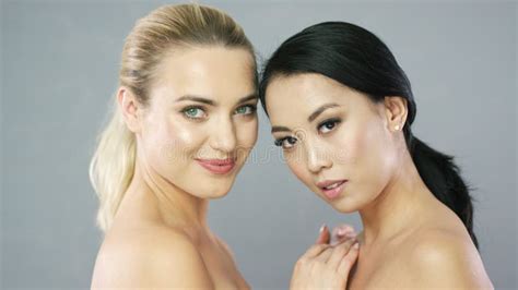 Jeune Femme De Massage Lesbienne Blonde Dans Le Bureau Moderne Pendant Le Travail Femme