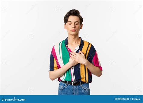 Imagen De Un Joven Gay Nostálgico Parado Con Los Ojos Cerrados Y Las Manos En El Corazón