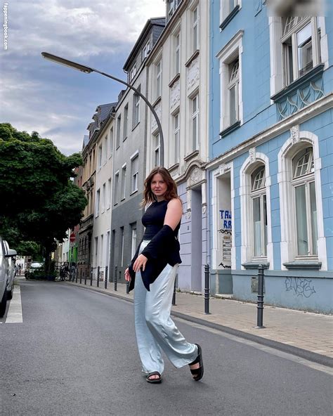 KellyMissesvlog Nude OnlyFans Leaks Fappening FappeningBook