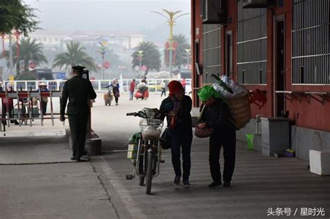 实拍中越边境商贩 越南女人靠赚中国人钱养家 每日头条