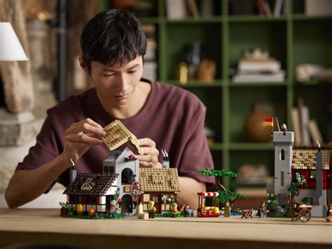 LEGO Icons 10332 Středověké náměstí | Briky