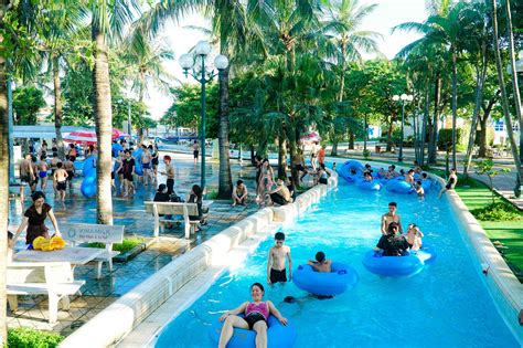 Nắng nóng gay gắt hàng nghìn người dân đổ về Công viên nước Hồ Tây giải nhiệt