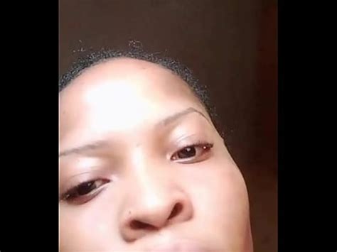 Mujer negra sexy exhibiendo tetas usando diferentes tipos de tops de lencería sexy XVIDEOS