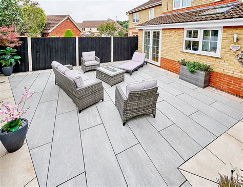 Elegante Quartz Porcelain Patio With Porcelain Feature Wall