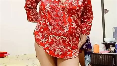 Hete Moeder Vingert Haar Poesje En Trekt Een Grote Dildo Af In De Slaapkamer XHamster