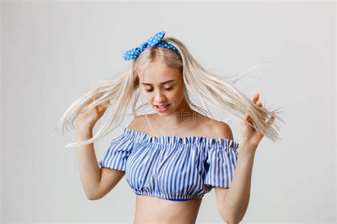 Belle Jeune Fille Blonde Sensuelle Dans L équipement D été Posant à La Caméra Avec Les Yeux