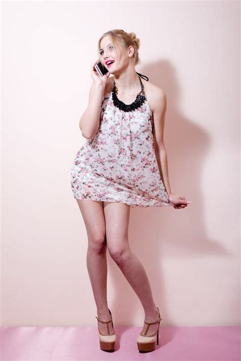 Belle Fille Blonde Sexy De Jeune Femme Tenant L Appareil Photo De Sourire De Pomme Et De Regard