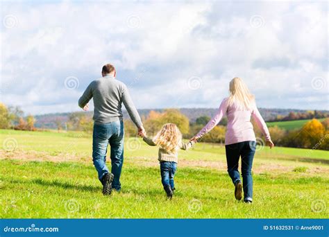 Promenade De Famille Par Le Parc Dans La Chute Image Stock Image Du