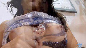 Modelo sexy posa en las escaleras jugando con su coño XVIDEOS