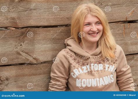 Portrait De Chandail De Port De Fille Blonde Aux Yeux Verts Photo Stock Image Du Rire Saison