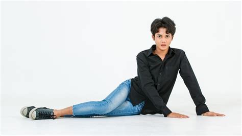 Retrato aislado de un estudio recortado de un joven asiático lgbtq gay glamour modelo masculino