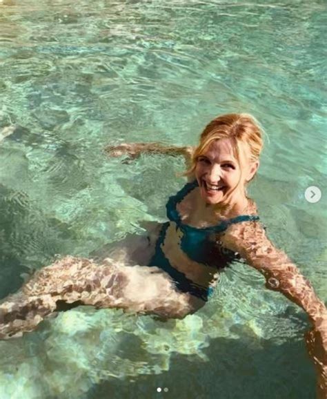 Lorella Cuccarini Splendida Con Il Primo Bikini Dellestate Foto