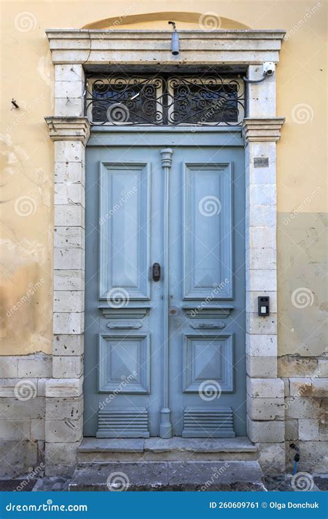 Velha Porta De Madeira Azul Na Porta De Pedra Imagem De Stock Imagem