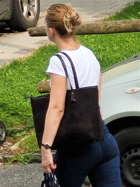 Neighbor Milf With A Fine Blue Ass Ass Forum