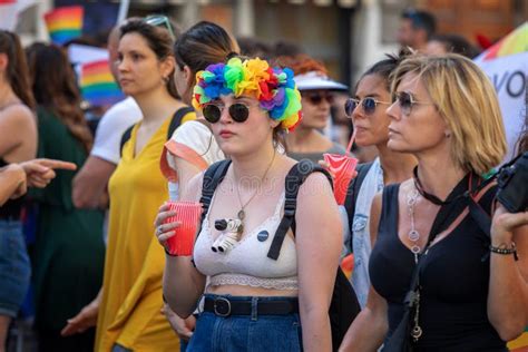 Orgullo Gay Mujeres Lesbianas En La Fabricación Imagen editorial Imagen de étnico