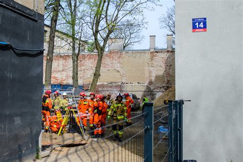 Zawali A Si Kamienica Przy Kowej Pod Gruzami Zgin Letni