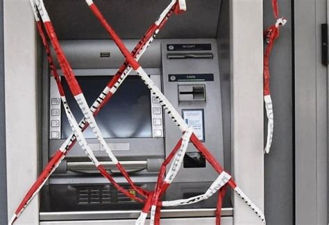 Германски турист строши банкомат на Златни пясъци