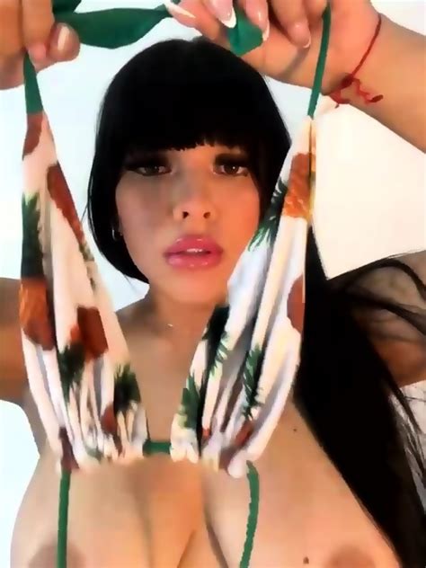 Latina Se Corre La Vagina Con Los Dedos