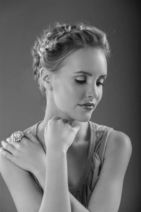 Portrait Romantique De Femme Blonde En Noir Et Blanc Photo stock Image du tressé féminin