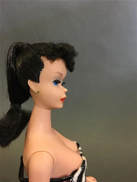 Lot BRUNETTE PONYTAIL BARBIE IN ORIGINAL SWIMSUIT AND BOX COMES