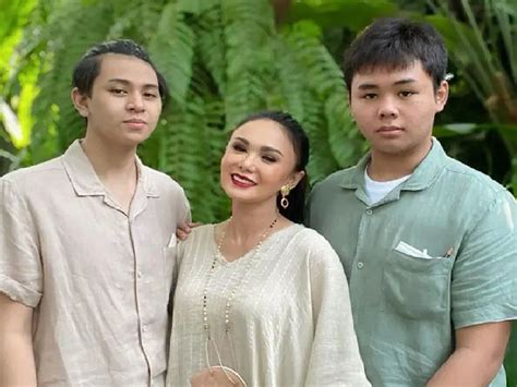 Mom Says She Watches Porn With Teen Sons To Educate Them About Sex Mother Says She Watches